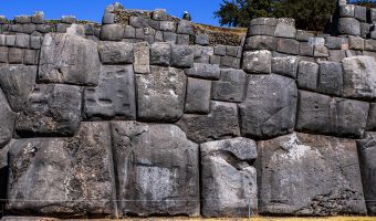 ook your guided tour with Peru Grand Travel to explore the Sacsayhuamán.