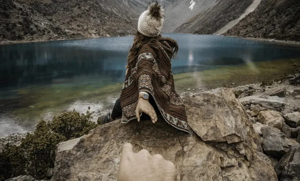 Photo with cusqueño poncho at the humantay lagoon